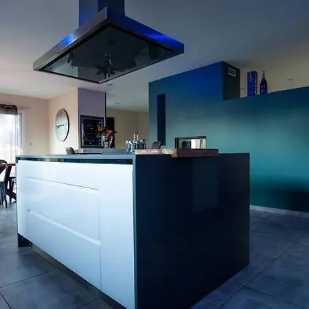 For 6 People With Jacuzzi And Heated Pool *