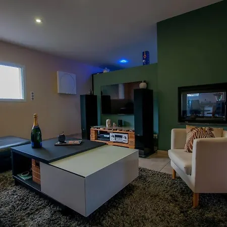 For 6 People With Jacuzzi And Heated Pool