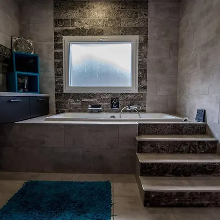 For 6 People With Jacuzzi And Heated Pool Labegude